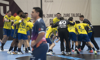 Los jugadores del Bidasoa-Irun celebran un triunfo anterior.
