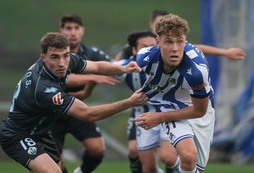 Ibai Aguirre pugna con un rival en busca de rematar un centro. 