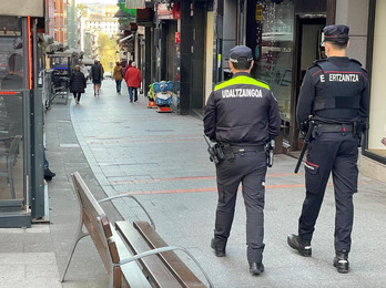 Agentes de la Policía Municipal y Ertzaintza patrullando en un pueblo. 