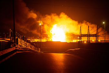 Incendio en el aeropuerto de Erbil, lugar que alberga a las tropas de la coalición liderada por EEUU en la región del Kurdistán iraquí, el 1 de marzo.