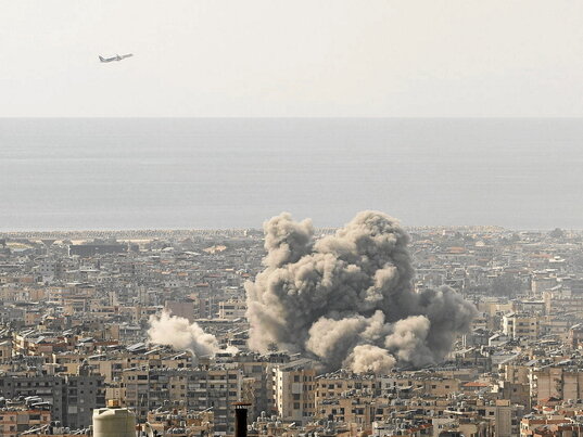 El humo se eleva desde el lugar donde se produjo un ataque aéreo israelí en los suburbios del sur de Beirut el 6 de marzo de 2026.