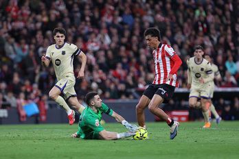 Joan García se queda con el balón en una clara ocasión de Selton.