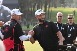 Jon Rahm celebra la victoria con su caddie.
