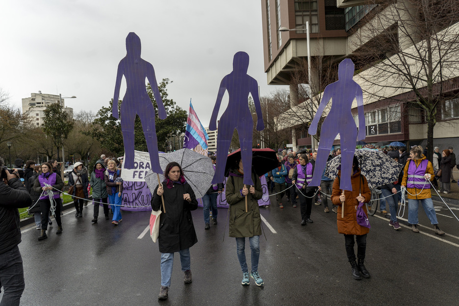 Emakumeen itzal moreak.