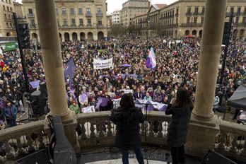 Martxoaren 8ko manifestazioak Iruñeko Gaztelu Plaza bete du.