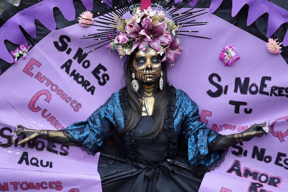 Madrid (Espainiar Estatua). Emakume bat maisuki mozorrotua.