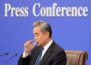 El ministro de Asuntos Exteriores chino, Wang Yi durante la rueda de prensa celebrada en el marco de la Asamblea Popular Nacional (APN) de China en Pekín, China, el 8 de marzo de 2026.
