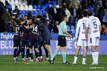 El Eibar celebra el final del partido en Leganés tras conseguir su primera victoria de la temporada a domicilio.