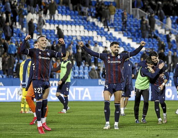 Los azulgranas celebran emocionados el final del encuentro.