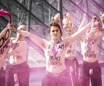 Goian, Femeneko kideak Louvre museoaren parean. Ezkerrean, Madrileko manifestari bat. Eskuinean, Saranda Sadikaj artista. Behean, emakume bilkura bat Dhakan (Bangladesh).