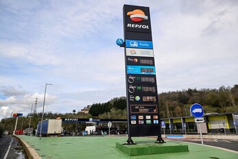 Precios del combustible este domingo en una gasolinera de Hernani.