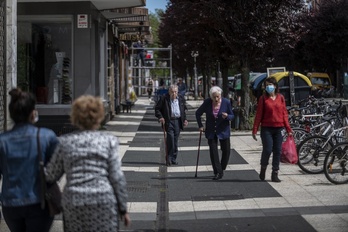 Imagen de archivo de personas mayores en el centro de Gasteiz.