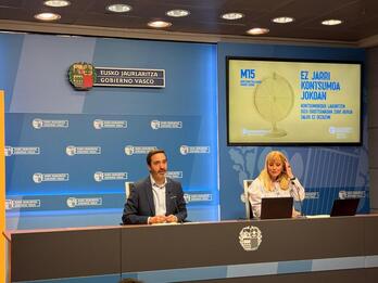 El consejero Javier Hurtado y la directora de Kontsumobide Ana Sánchez, en la presentación de la memoria.