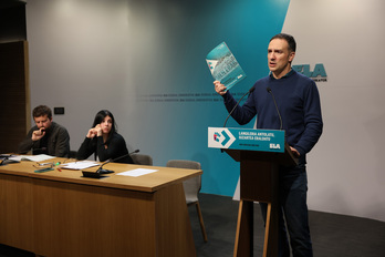 Mitxel Lakuntza, txostena eskuetan duela.