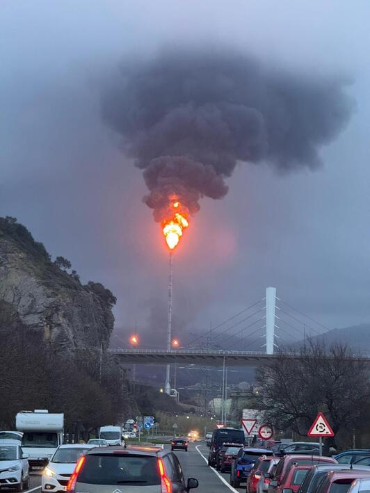 Una de las antorchas de Petronor, el pasado 22 de febrero, tras otro incidente en la refinería.
