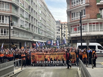 Concentracion de trabajadores frente a la sede de Tubos Reunidos en Bilbao