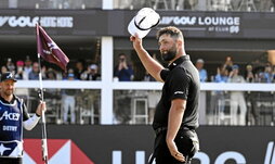Jon Rahm celebra la victoria en Hong Kong.