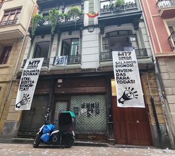 Alde Zaharrean okupatu duten pisu turistikoa.