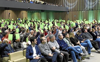 Votación de aprobación de los nuevos estatutos en la IX Asamblea General Celebrada en Gasteiz el 13 de diciembre de 2025.