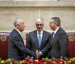 Seguro (d) saluda a Rebelo de Sousa (i) ante Aguiar.