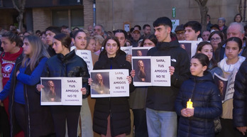 Estudiantes se han sumado a la concentración con fotos de Sara.