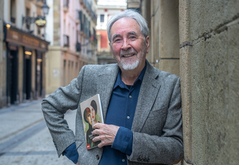 Joxean Agirre, liburu berria eskuetan duela.