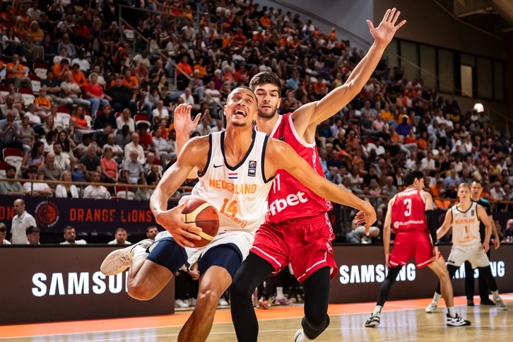 El nuevo fichaje de Saski Baskonia, Jesse Edwards, jugando con la selección neerlandesa.