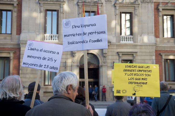Concentración por la extensión de la Renta Garantizada ante el Parlamento navarro.