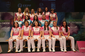 Emakume Master Cup zirkuituko pilotariak, arropa berriekin.