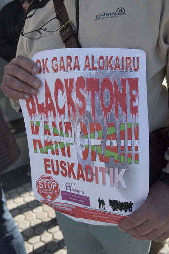 Cartel contra Blackstone en una concentración en Donostia.