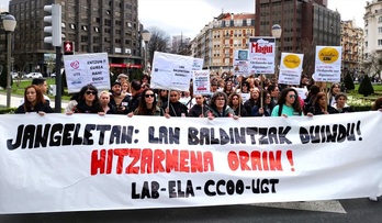 Manifestación de trabajadores de los comedores escolares en Bilbo.