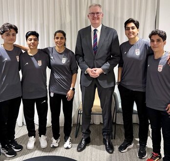 Las jugadoras iraníes solicitantes de asilo junto al ministro de Interior australiano Tony Burke.