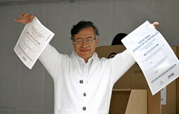 El presidente colombiano, Gustavo Petro, enseña sus papeletas de voto.