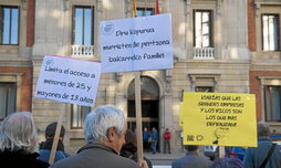 Concentración por la extensión de la Renta Garantizada ante el Parlamento navarro.