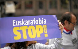 Concentración ante el TSJPV frente a la ofensiva judicial contra el euskara.