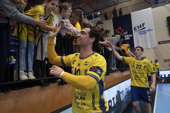 Furundarena y Nevado saludan a los aficionados del Bidasoa.