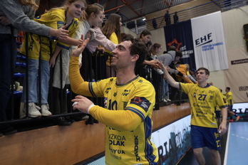 Furundarena y Nevado saludan a los aficionados del Bidasoa.