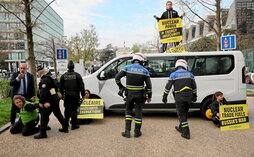 Activistas de Greenpeace, en la cumbre sobre energía nuclear en París.