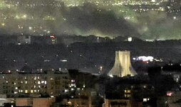 Columnas de humo se elevan tras un ataque a Teherán, cerca de la torre Azadi.