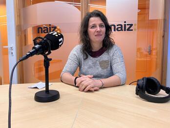 Udalbiltzako Clara Rouget NAIZ Irratiko estudioan. 