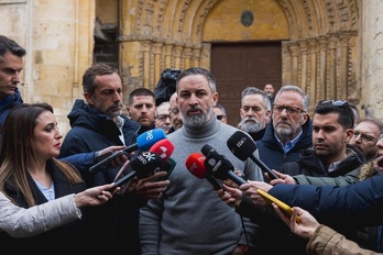 Santiago Abasca, ante la iglesia de Trebiñu.