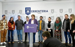 Aizpea Otaegi Errenteriako alkatea eta gobernu taldeko zinegotziak atzoko agerraldian.