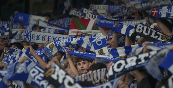 Los aficionados txuri urdines, en el partido de semifinales de Anoeta.