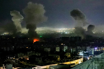 Columnas de humo tras un intenso bombardeo israelí, anoche, contra el sur de Beirut.
