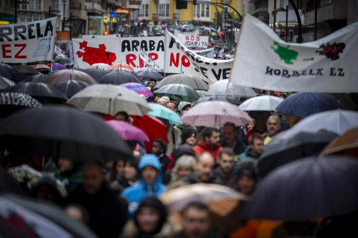 Manifestación en Gasteiz contra los macroproyectos de renovables, en un panorama de evidente descontrol.