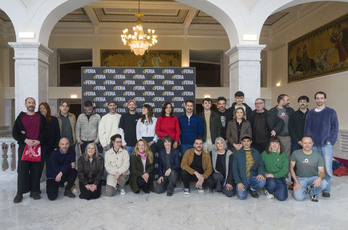 Foto de familia de las personas que han tomado parte en la presentación de las obras de compañías vascas que serán representadas en dFERIA.