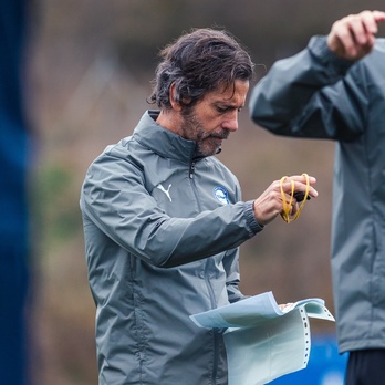 Quique Sánchez Flores, en un entrenamiento con el Alavés-