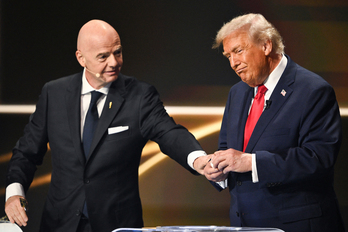 Gesto cómplice entre el presidente de la FIFA, Gianni Infantino, y el de EEUU, Donald Trump, en el sorteo del Mundial celebrado en diciembre en Washington.