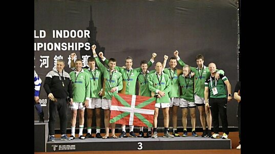 Abadiñoko taldea, pozik brontzezko domina kolkoan dutela.