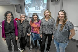 Goian, emakume informatikarien mahai inguruko parte hartzaileak. Ezker-eskuin, Maider Azanza, Susana Mendiola, Nerea Alberdi, Ana Peña eta Oneka Jauregi.